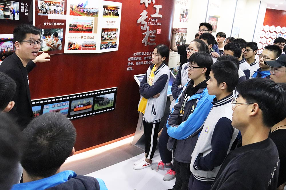 1525246894189562.jpg 圖:理工學(xué)生參觀中達(dá)企業(yè)文化展廳.jpg