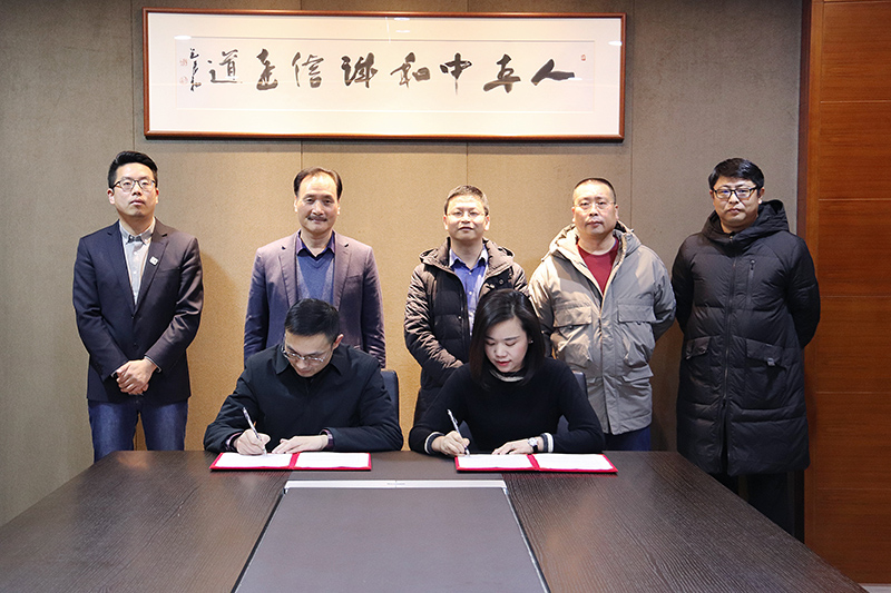 1581917909691173.jpg 中達(dá)集團(tuán)與海鹽傳媒中心戰(zhàn)略協(xié)議 (2).JPG